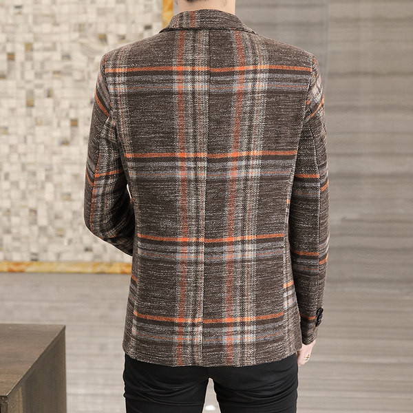 Jachetă în carouri potrivită pentru toamnă