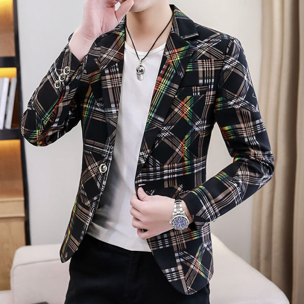 Moderan muški pripijeni sako s V-izrezom i gumbima