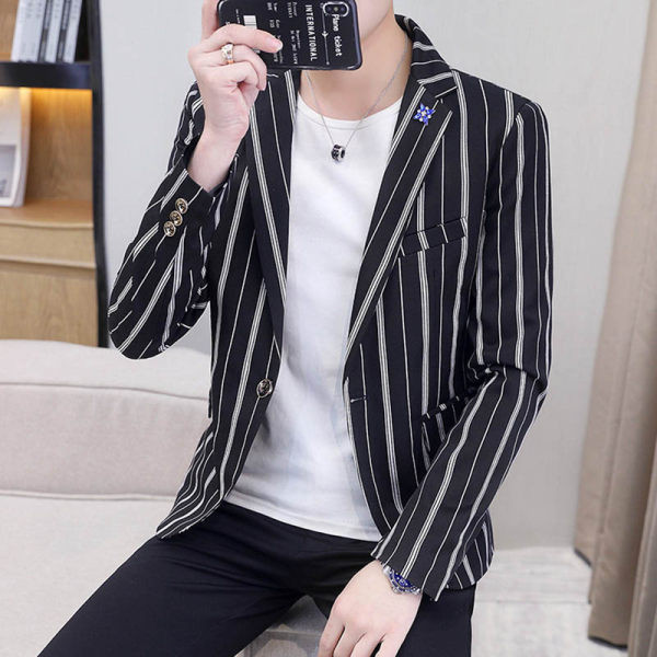 Vyriškas dryžuotas švarkas su dekoratyviniu elementu