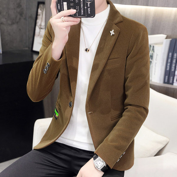 Rudens striukė prigludęs modelis iš aksomo