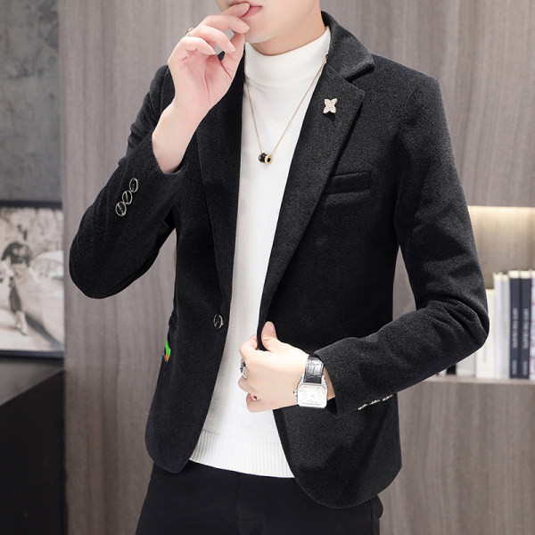 Rudens striukė prigludęs modelis iš aksomo