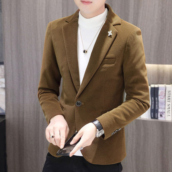 Rudens striukė prigludęs modelis iš aksomo