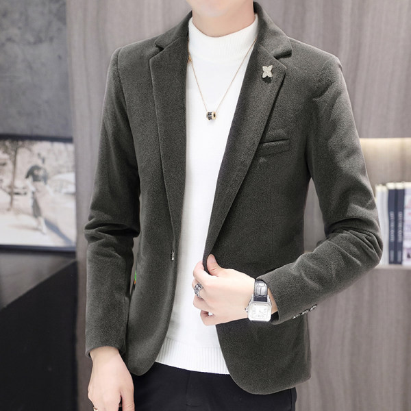 Rudens striukė prigludęs modelis iš aksomo