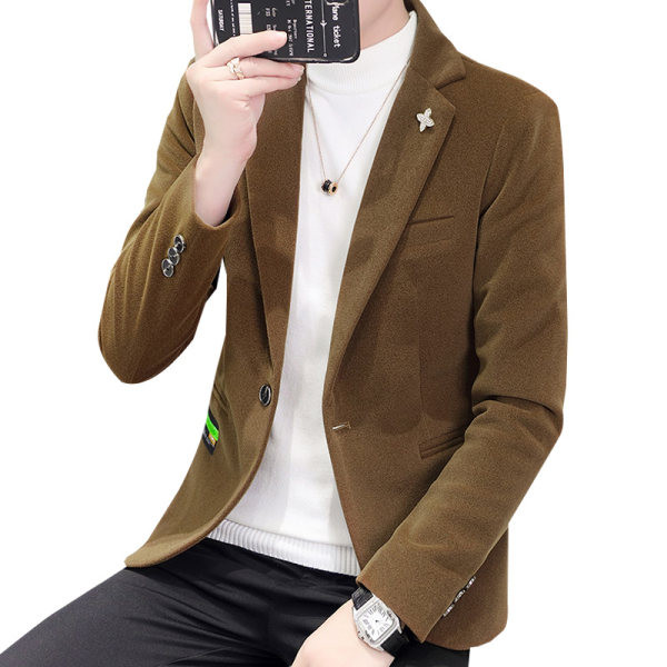 Rudens striukė prigludęs modelis iš aksomo