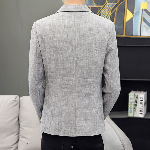 Elegantiškas vyriškas švarkas su metaliniais dekoratyviniais elementais