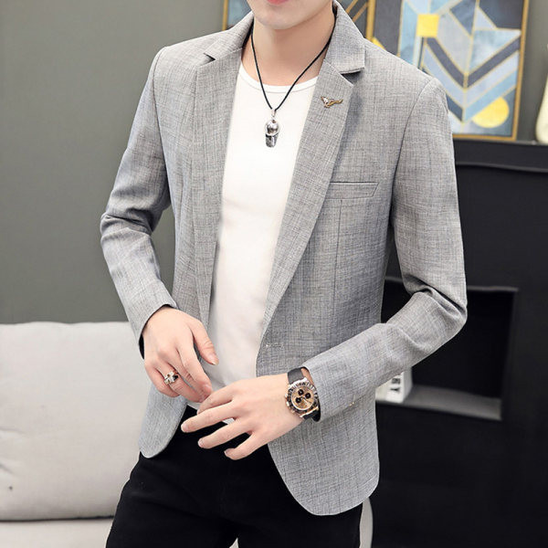 Elegantiškas vyriškas švarkas su metaliniais dekoratyviniais elementais