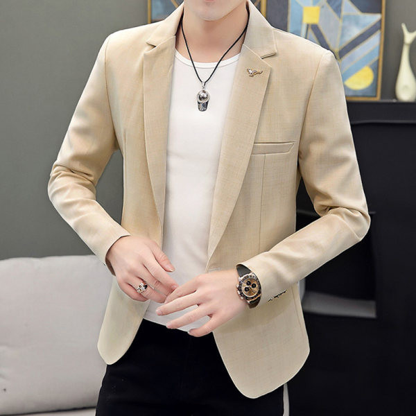 Elegantiškas vyriškas švarkas su metaliniais dekoratyviniais elementais