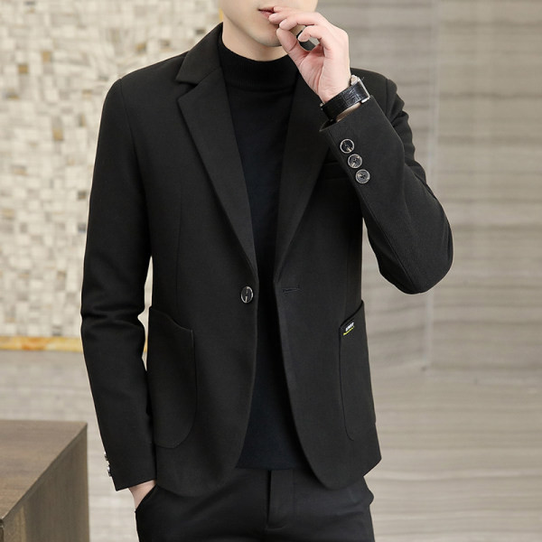 Čist model muške jakne sa špicastim izrezom i kopčanjem na gumbe