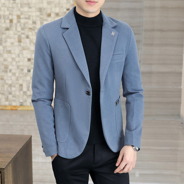 Čist model muške jakne sa špicastim izrezom i kopčanjem na gumbe