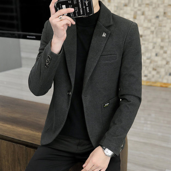 Čist model muške jakne sa špicastim izrezom i kopčanjem na gumbe