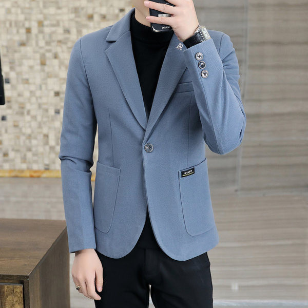 Elegantna muška jakna sa ukrasnim elementom