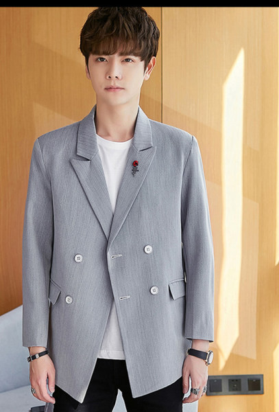 Elegantiškas vyriškas švarkas su raštu ir sagomis