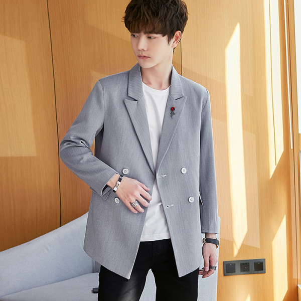 Elegantiškas vyriškas švarkas su raštu ir sagomis