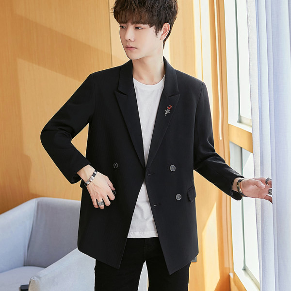 Elegantiškas vyriškas švarkas su raštu ir sagomis