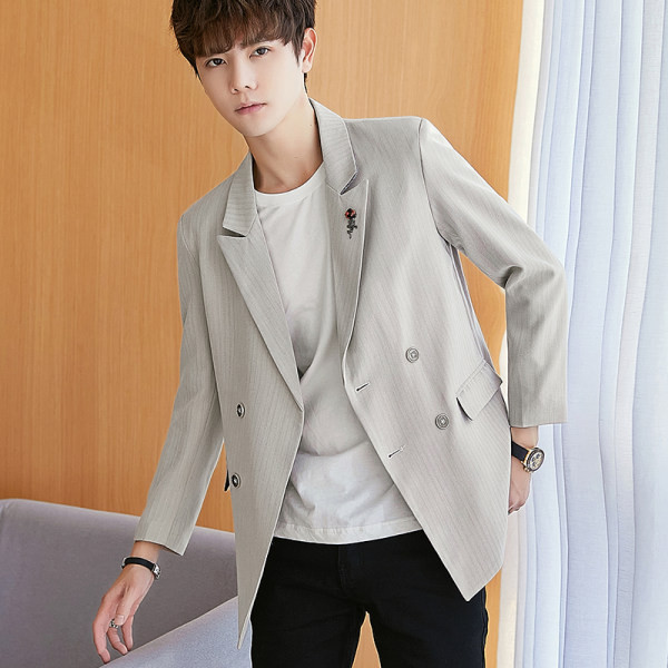 Elegantiškas vyriškas švarkas su raštu ir sagomis