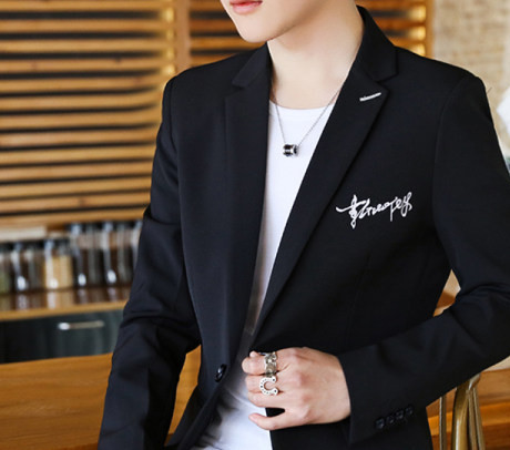 Trijų spalvų vyriškas švarkas su kišene