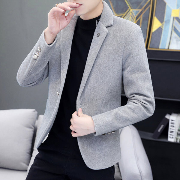 Čist model muške jakne dugih rukava i klasične kragne