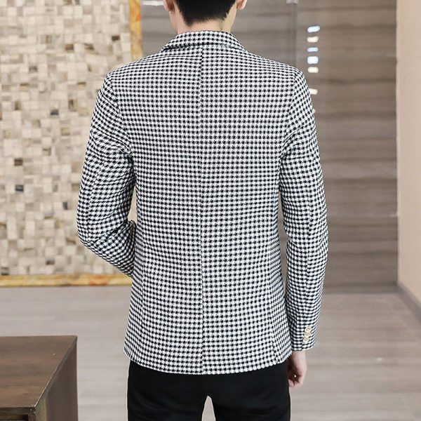 Geaca in carouri cu buzunar si elemente negre