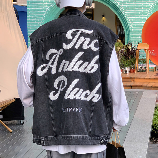 Novi model muškog traper prsluka sa natpisom na leđima