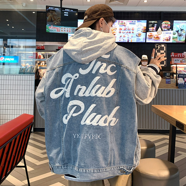 Novi model muškog traper prsluka sa natpisom na leđima