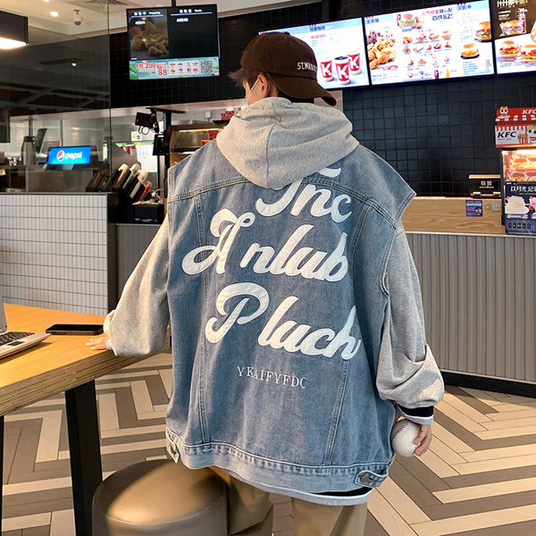 Novi model muškog traper prsluka sa natpisom na leđima