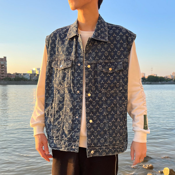 Vestă bărbătească din denim cu buzunar și închidere cu nasturi