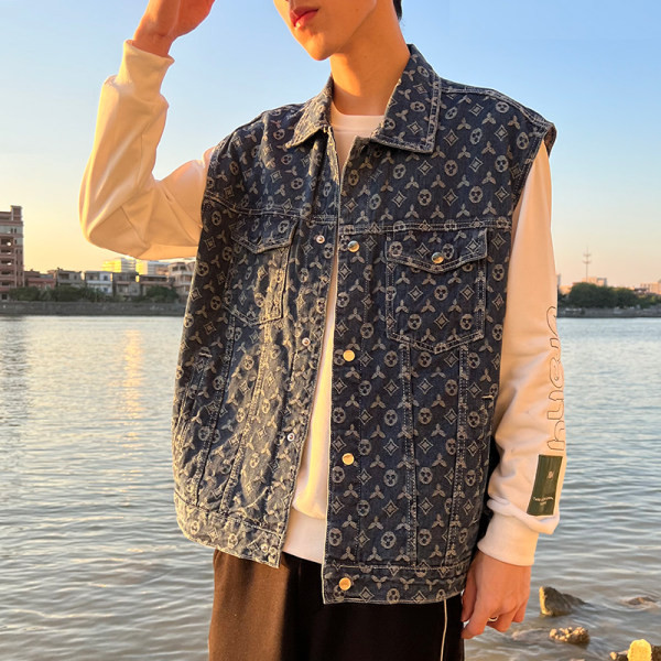 Vestă bărbătească din denim cu buzunar și închidere cu nasturi