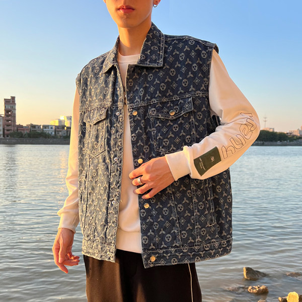 Vestă bărbătească din denim cu buzunar și închidere cu nasturi