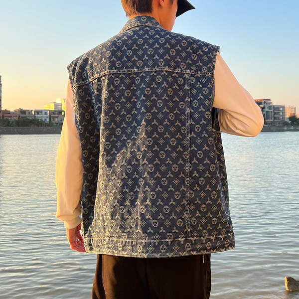 Vestă bărbătească din denim cu buzunar și închidere cu nasturi