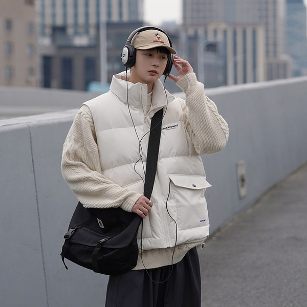 Ležeran muški prsluk s visokim ovratnikom i džepom