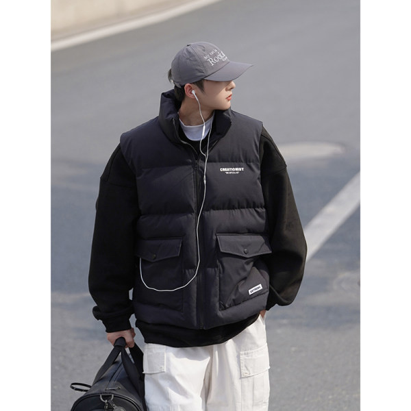 Ležeran muški prsluk s visokim ovratnikom i džepom