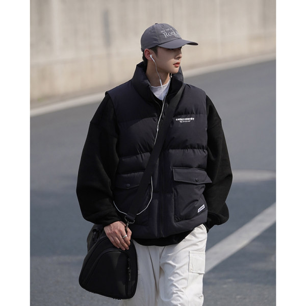 Ležeran muški prsluk s visokim ovratnikom i džepom