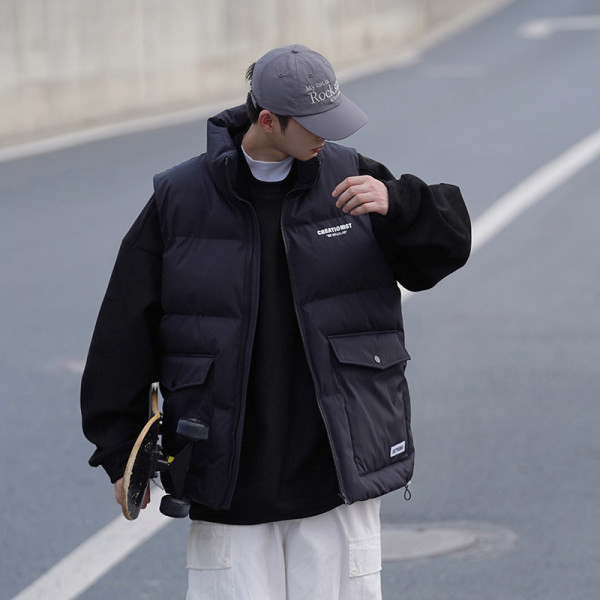 Ležeran muški prsluk s visokim ovratnikom i džepom