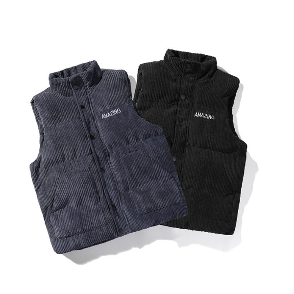 Vestă pentru bărbați cu inscripții brodate și guler înalt