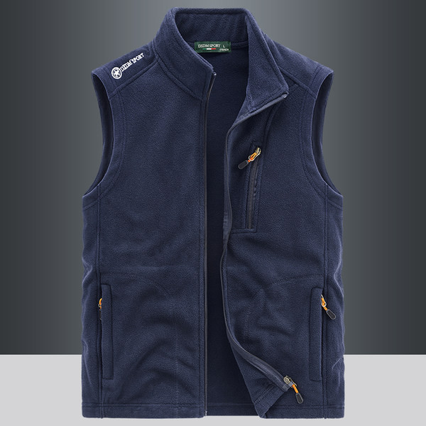 Įprasta vyriška liemenė su apykakle ir kišene