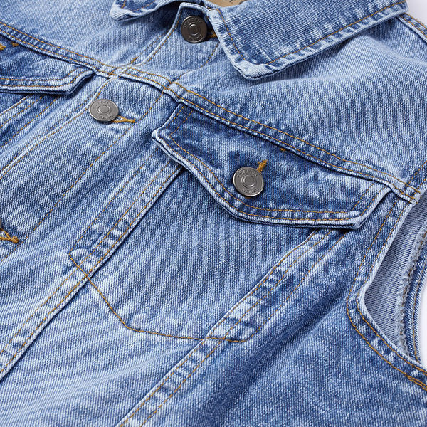 Muški traper prsluk s gumbima pogodan za svakodnevni život