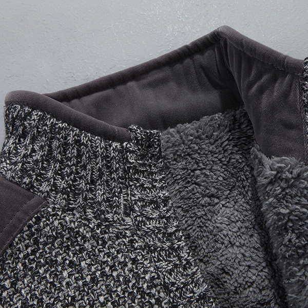 Vyriška rudens-žiemos paminkštinta liemenė su siuvinėjimais