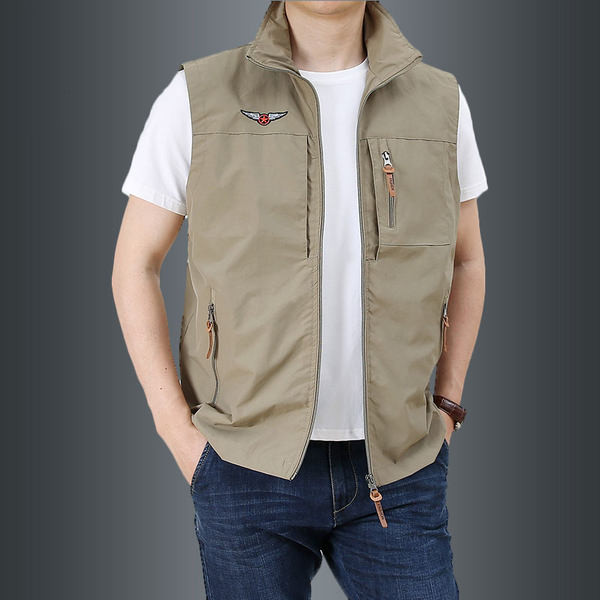 O vestă pentru bărbați cu fermoar este un element decorativ