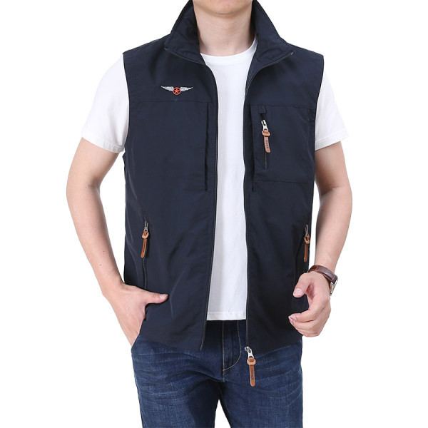 O vestă pentru bărbați cu fermoar este un element decorativ