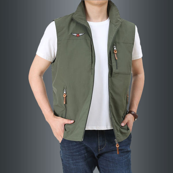 O vestă pentru bărbați cu fermoar este un element decorativ