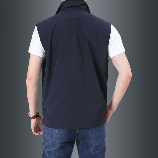 O vestă pentru bărbați cu fermoar este un element decorativ