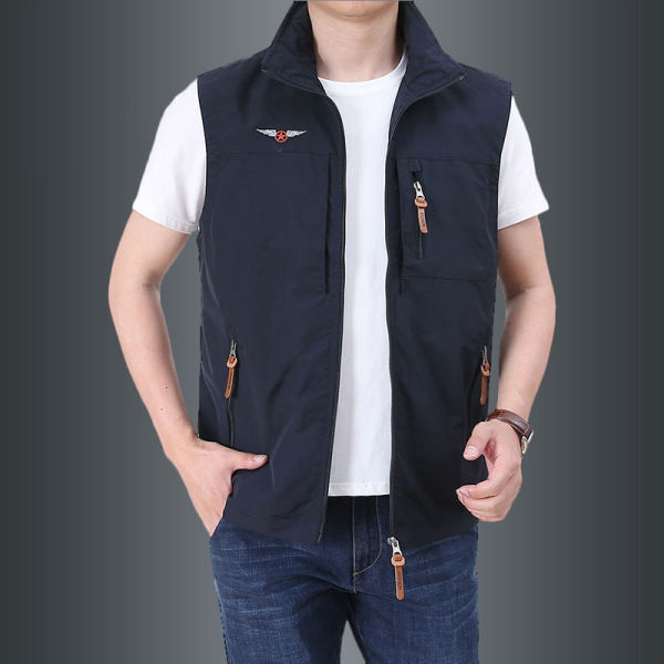 O vestă pentru bărbați cu fermoar este un element decorativ