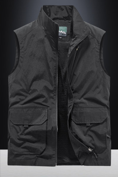 Ležeran muški prsluk s visokim ovratnikom i kopčanjem na patent