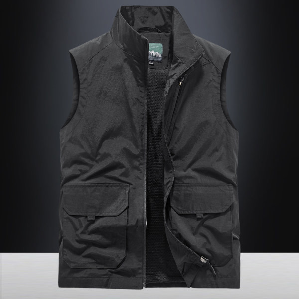 Ležeran muški prsluk s visokim ovratnikom i kopčanjem na patent