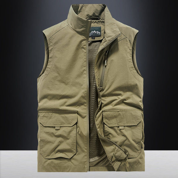 Ležeran muški prsluk s visokim ovratnikom i kopčanjem na patent