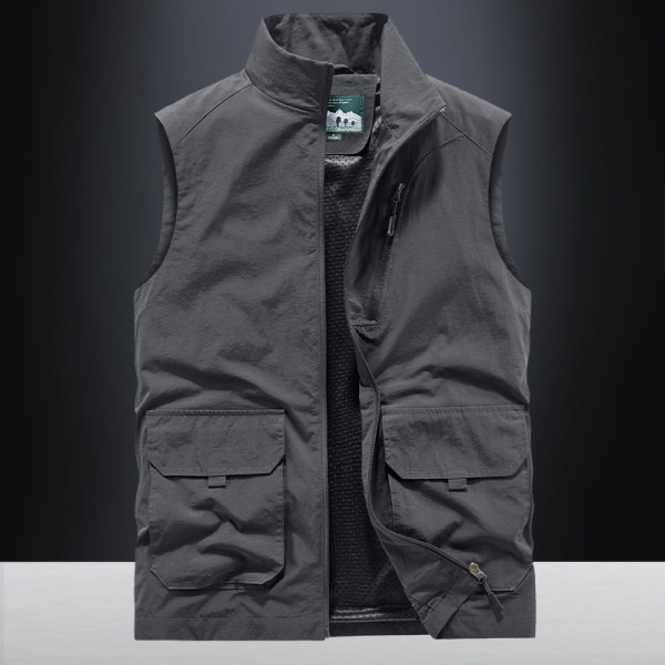 Ležeran muški prsluk s visokim ovratnikom i kopčanjem na patent