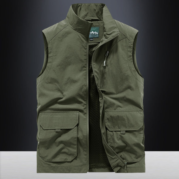 Ležeran muški prsluk s visokim ovratnikom i kopčanjem na patent