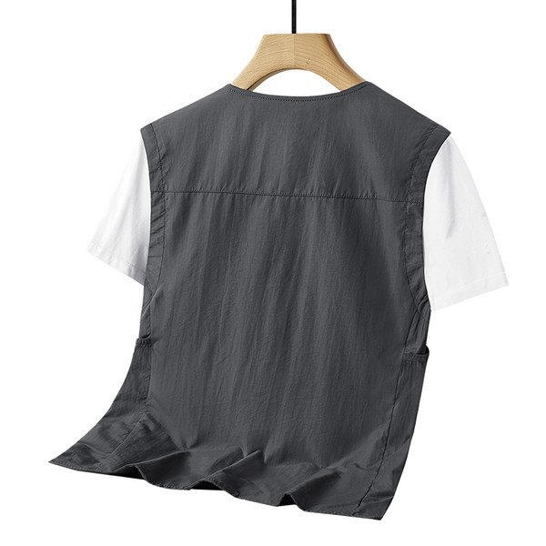 Taskute ja terava kaelusega meeste vest