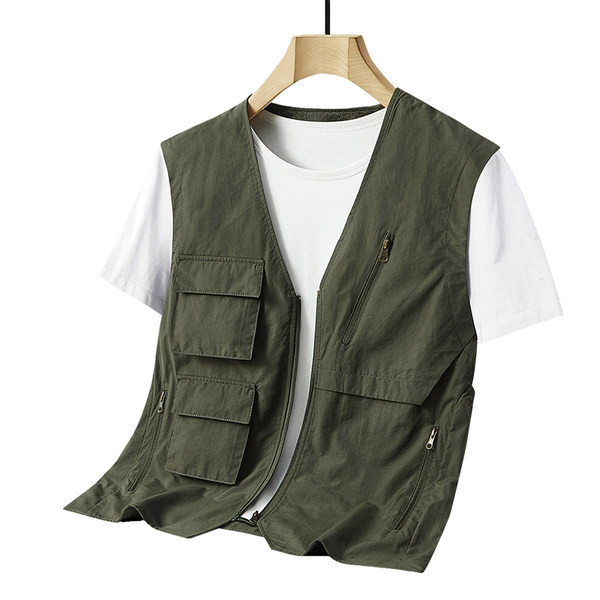 Taskute ja terava kaelusega meeste vest