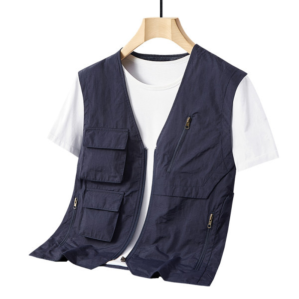 Taskute ja terava kaelusega meeste vest